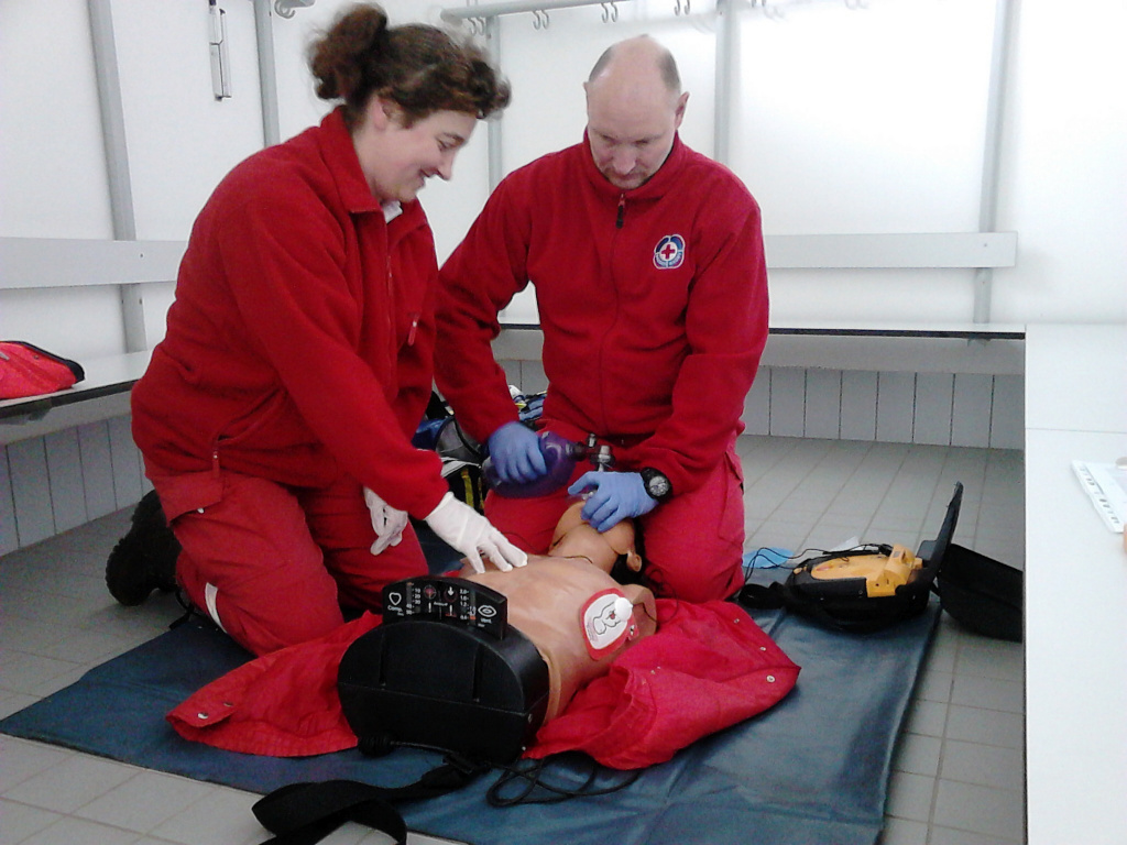 Reanimation durch zwei Helfer mit AED